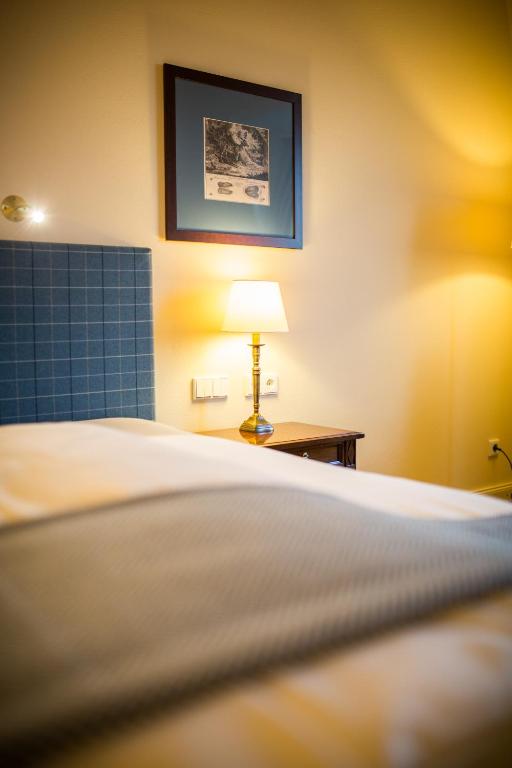 Postel nebo postele na pokoji v ubytování Hotel Schloss Leitheim