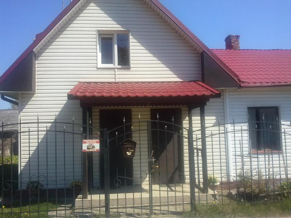 レスノイにあるHouse on Veteranovの前に柵のある家