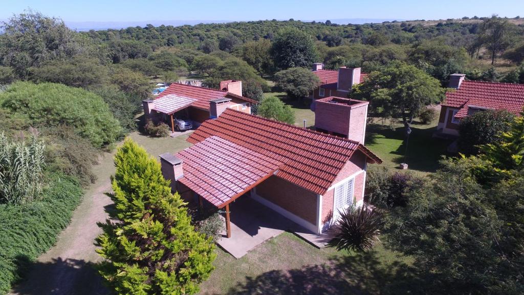 una vista aérea de una casa con techo rojo en El Portillo en Villa General Belgrano