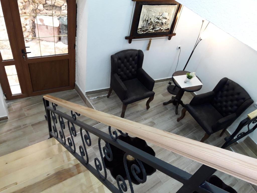 Dos sillas negras y una mesa en una habitación en Apartments Debora, en Ulcinj