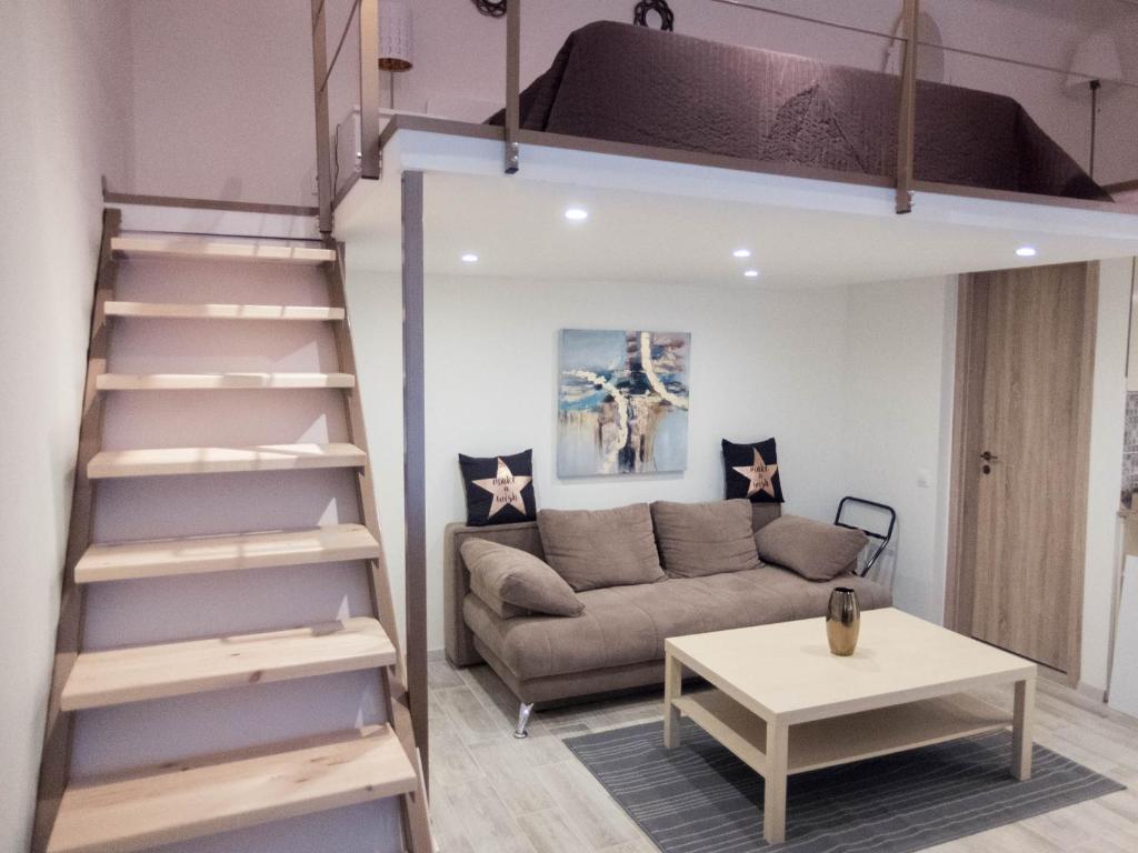 Posedenie v ubytovaní Goldcentral Gozsdu Apartment-Downtown Prime Location