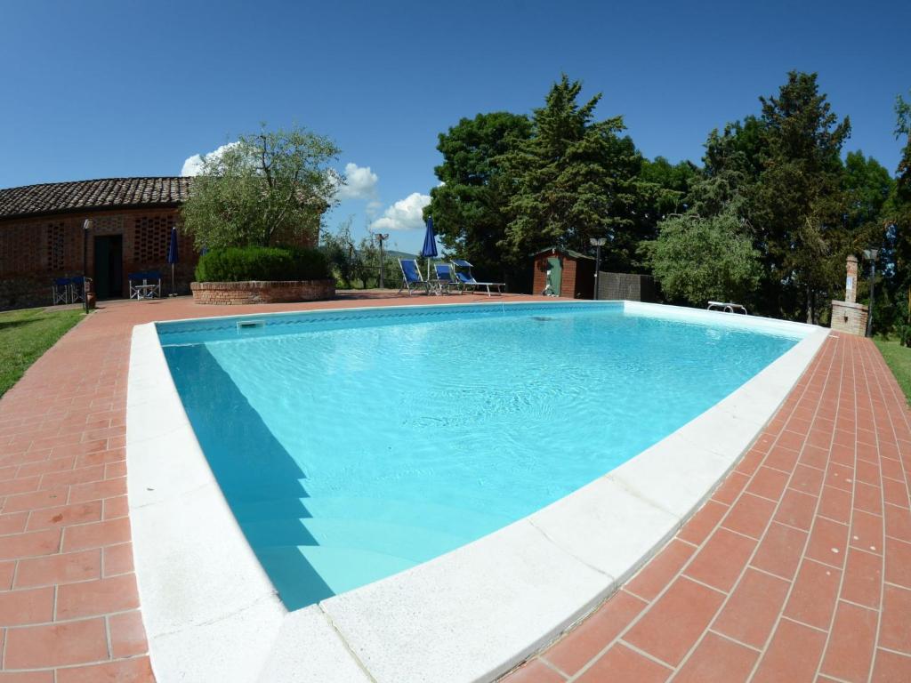 Molino MazzettiにあるCozy Holiday Home with Swimming Pool and A Cのレンガフロアの大型スイミングプール、レンガ造りのスイミングプール