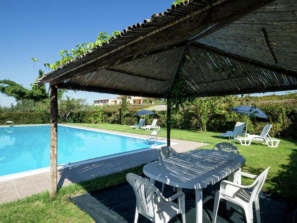 Sun drenched estate close to Sciacca just 7km from the beach tesisinde veya buraya yakın yüzme havuzu