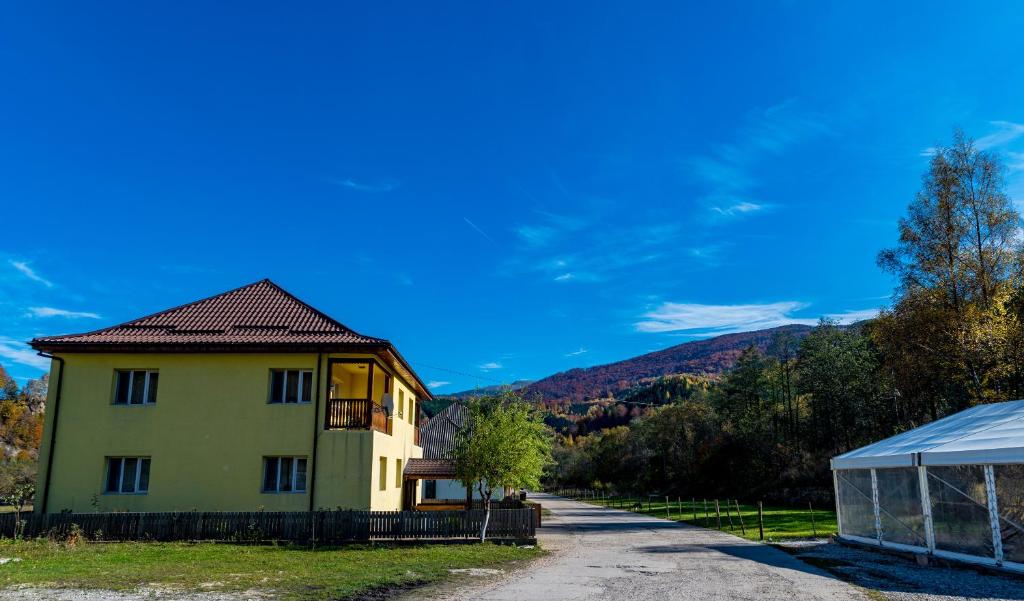 Nespecifikovaný výhled na hory nebo výhled na hory při pohledu z penzionu