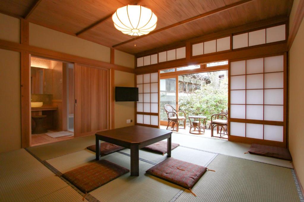 TV a/nebo společenská místnost v ubytování 高野山 宿坊 恵光院 -Koyasan Syukubo Ekoin Temple-