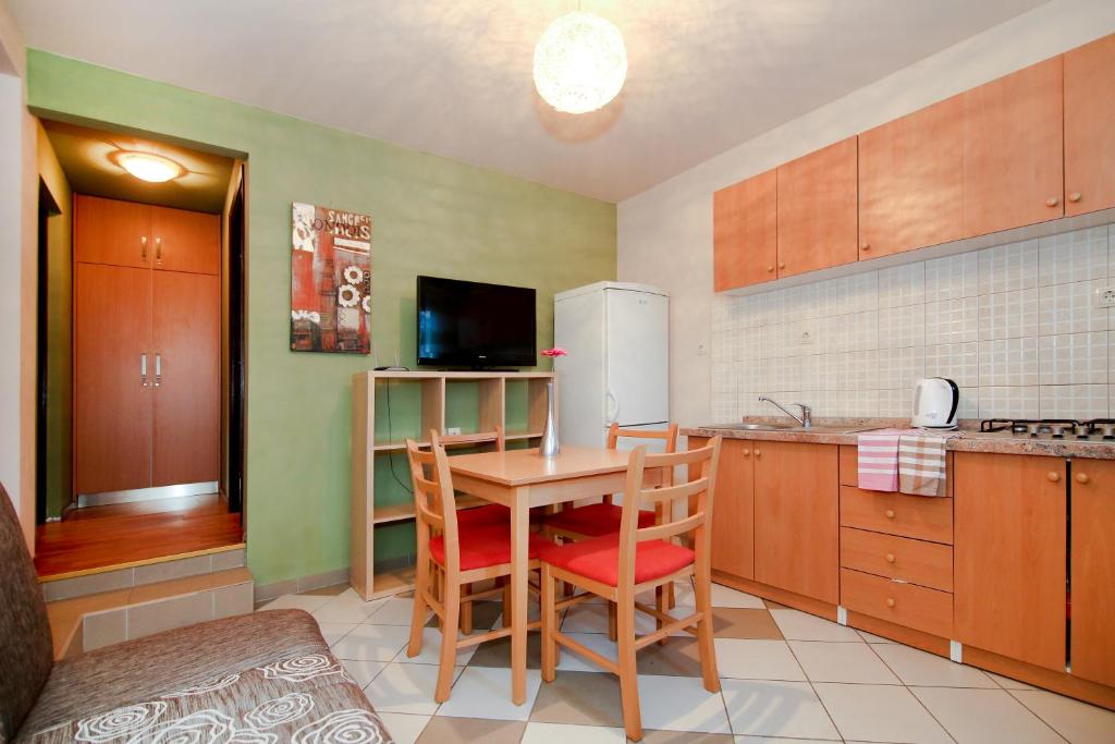 Kuchyňa alebo kuchynka v ubytovaní tiho's apartments