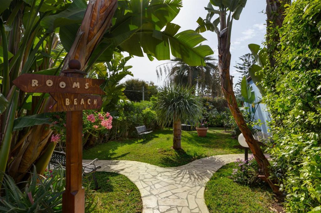 Um jardim em Hotel Villamare