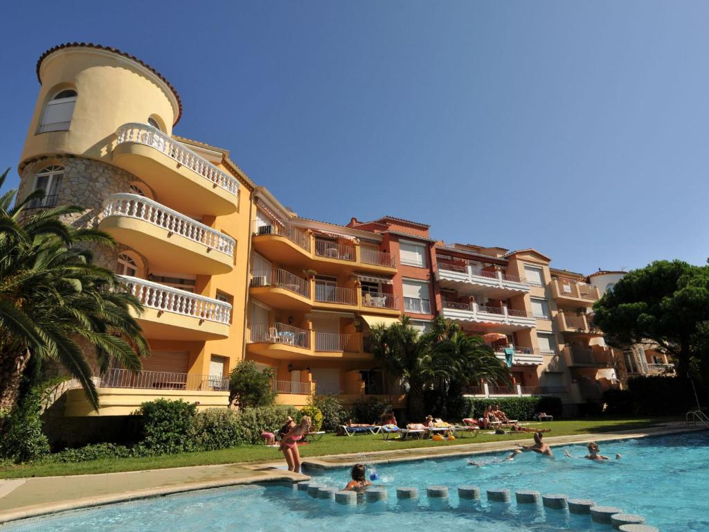 Holiday apartment in a complex near the sea, Empuriabrava ...