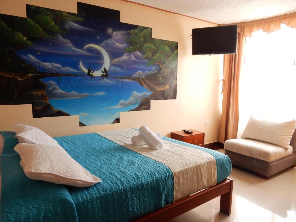 1 dormitorio con 1 cama con una pintura en la pared en Hostal Dulce Amanecer, en Baños