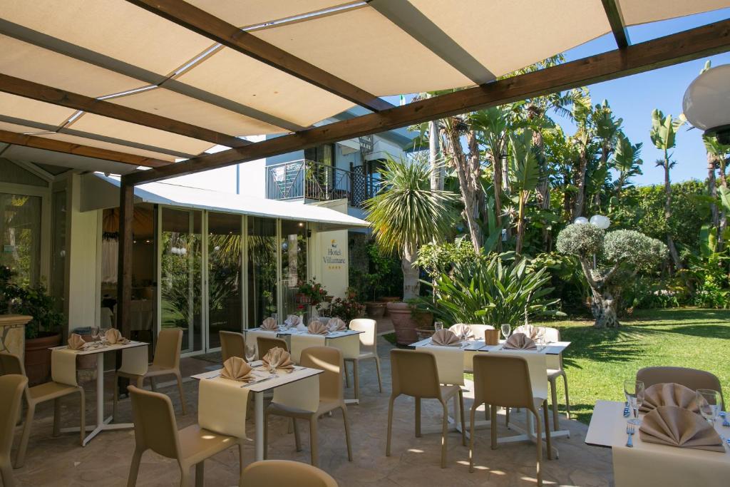 Um jardim em Hotel Villamare