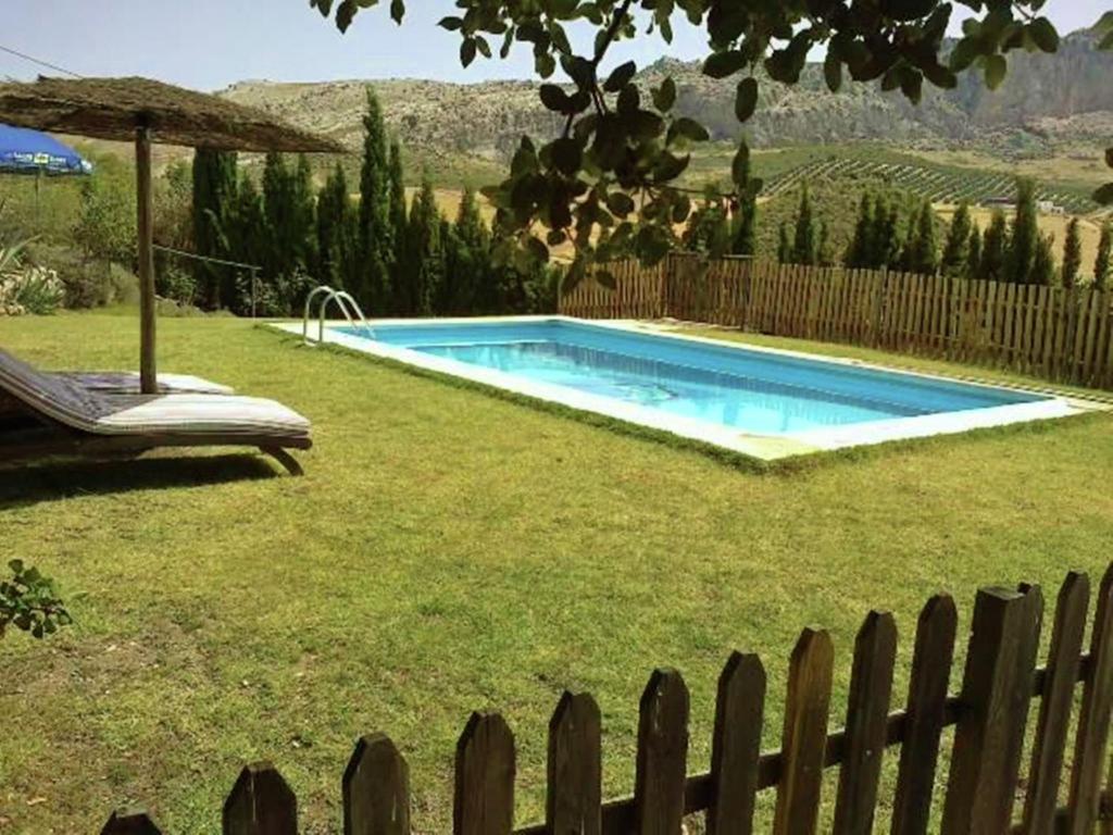 una piscina en un patio junto a una valla en Villa Tere, en Villanueva de la Concepción