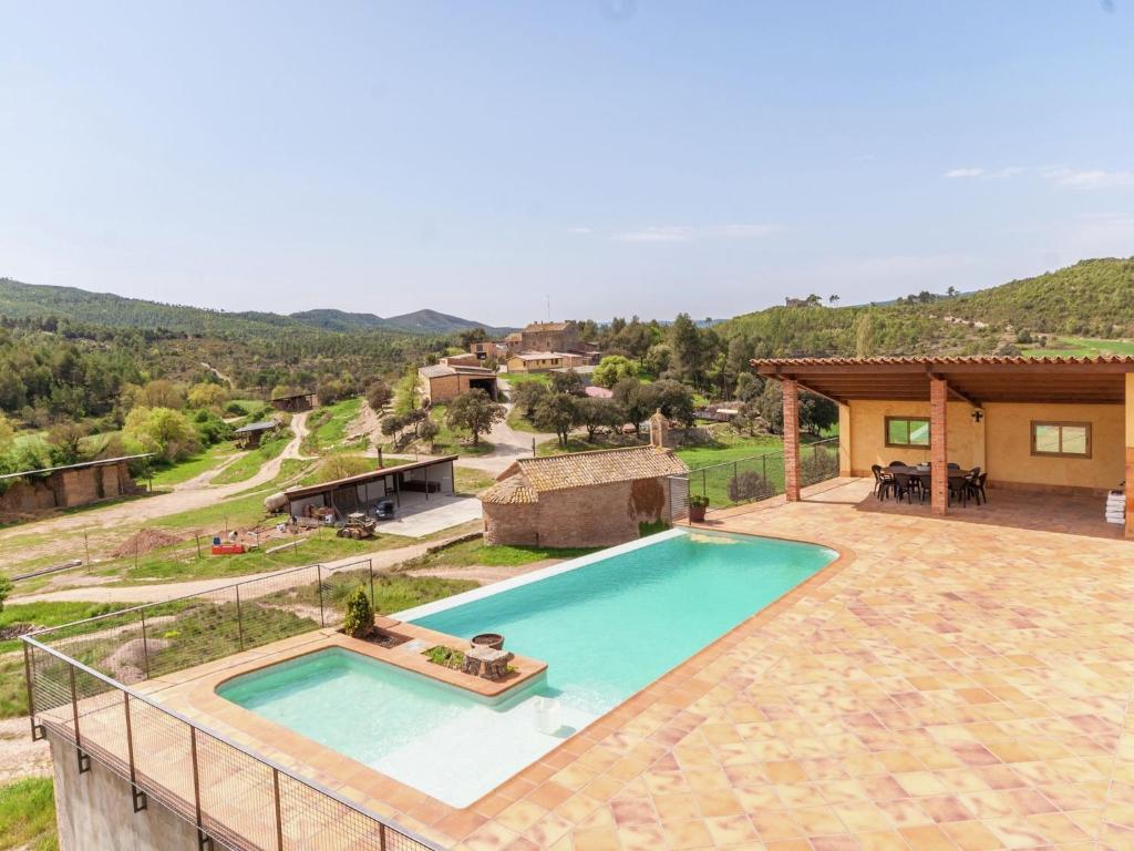 una imagen de una piscina en una casa en Belvilla by OYO El Puig de Vilapost, en Balsareny