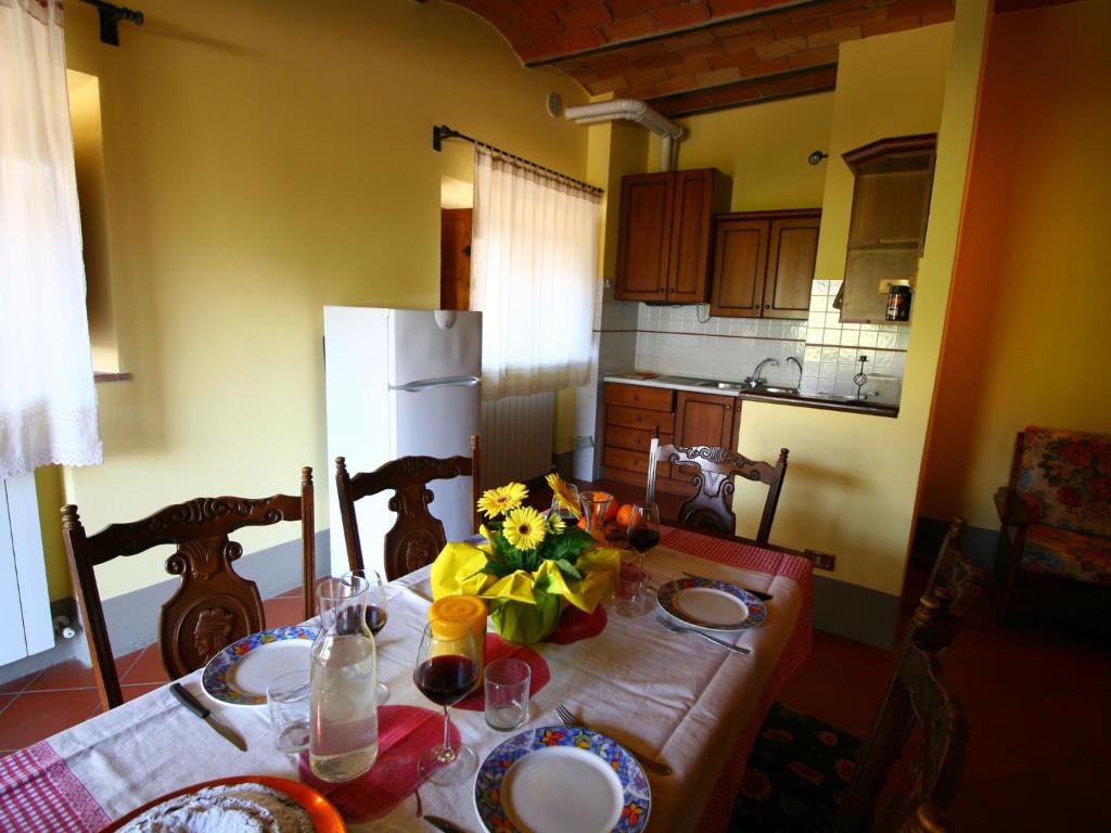 Kuchyň nebo kuchyňský kout v ubytování Spacious Farmhouse in Pienza with Swimming Pool