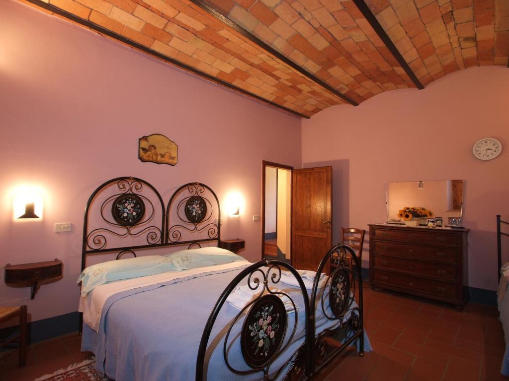 Postel nebo postele na pokoji v ubytování Spacious Farmhouse in Pienza with Swimming Pool