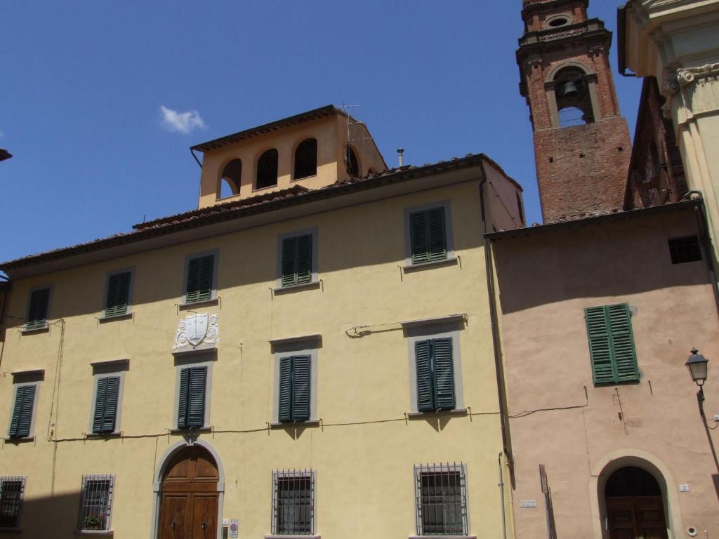 un bâtiment avec une tour d'horloge en haut dans l'établissement It 's located in the historic center of Pisa on the ground floor of a 17th century building, à Pise