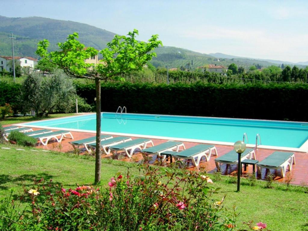 Bazén v ubytovaní Traditional Farmhouse near Pistoia with Garden alebo v jeho blízkosti