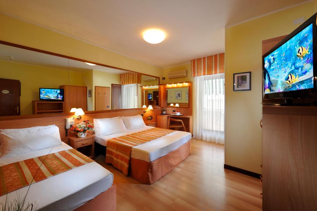 TV a/nebo společenská místnost v ubytování Hotel Al Prater