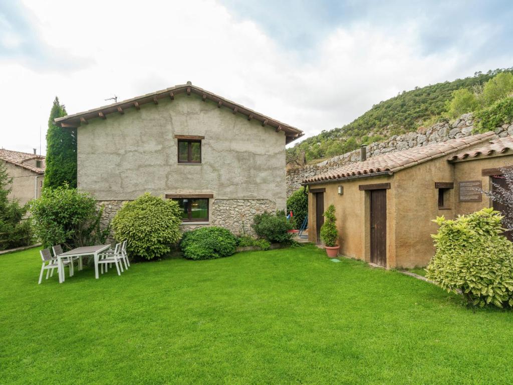 um jardim com mesa e cadeiras em frente a uma casa em Belvilla by OYO Casa Espunyes em Oden