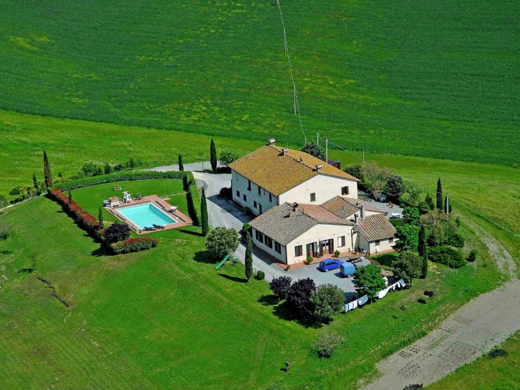 una vista aérea de una casa con piscina en Authentic farmhouse in the Val D Orcia with pool and stunning views, en Contignano