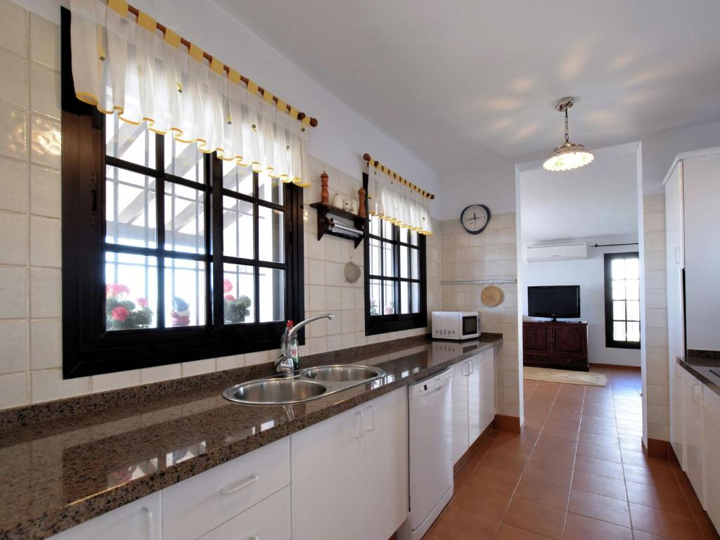 Kuchyň nebo kuchyňský kout v ubytování Villa in Arenas with private pool