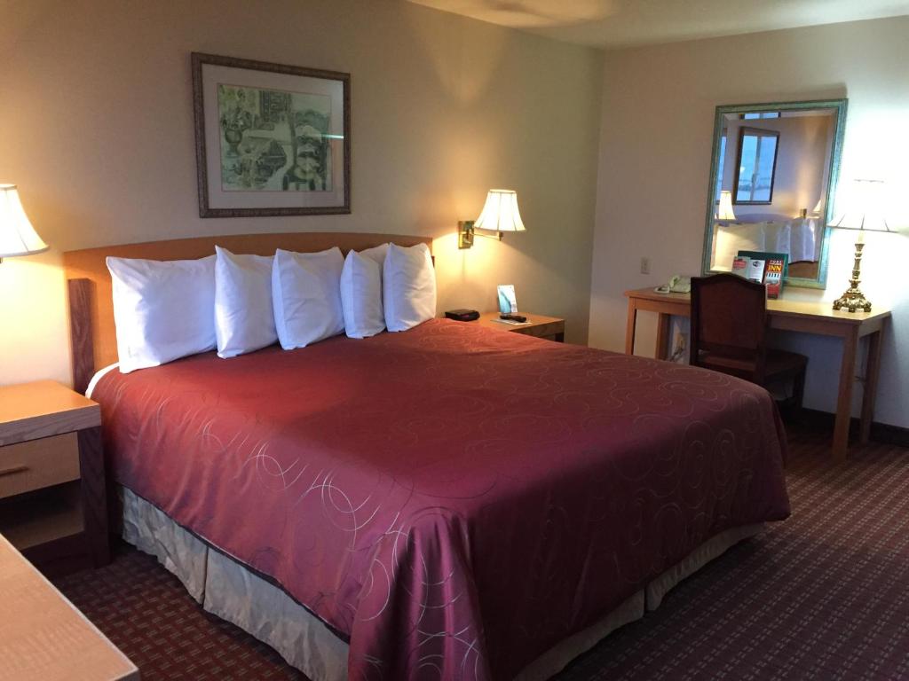 A bed or beds in a room at Port Angeles Inn
