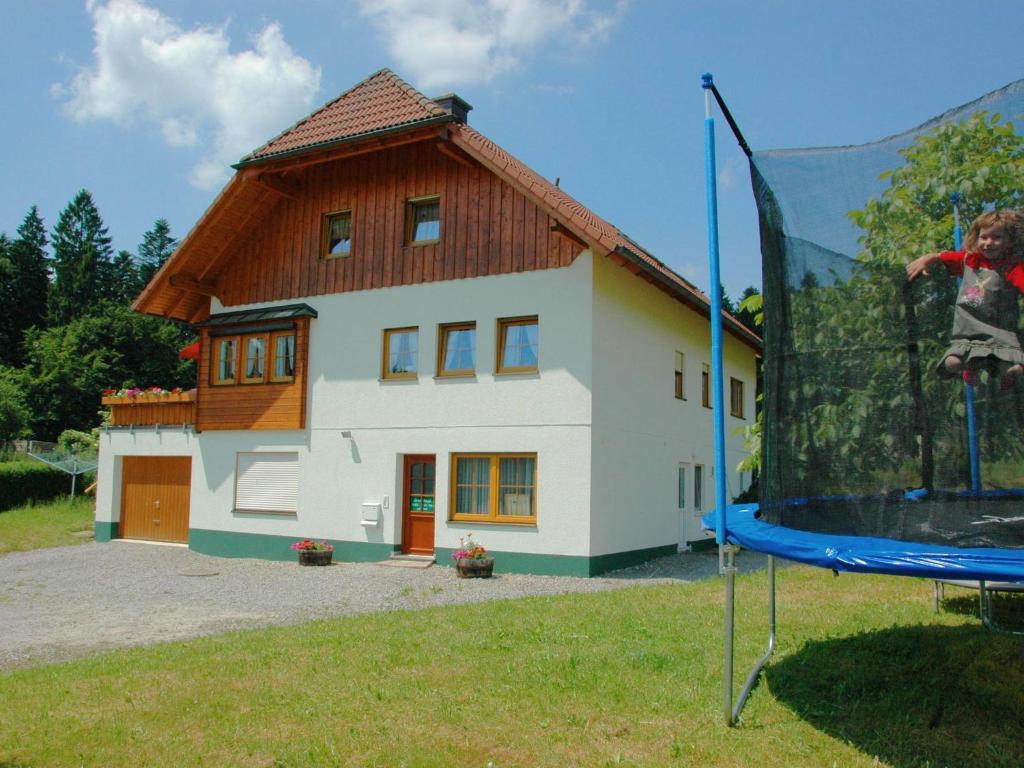 ein Haus mit einem Trampolin vor einem Haus in der Unterkunft Modern Apartment in Waldachtal near the Forest in Waldachtal