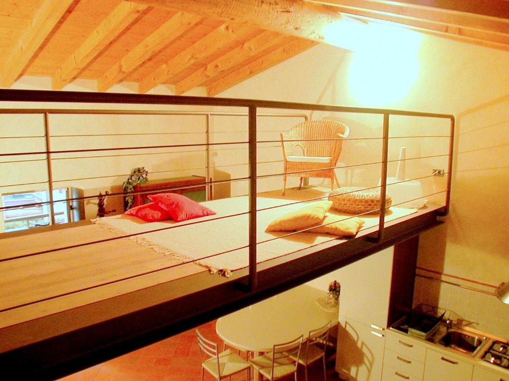 サロにあるBelvilla by OYO Trilo della Cascinaのベッドルーム1室(二段ベッド1組、椅子2脚付)