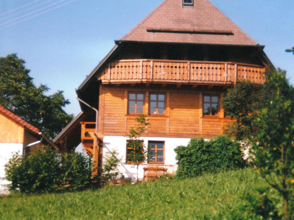 エルツァッハにあるSpacious Apartment near Forest in Oberprechtalの木造家屋(丘の上にデッキ付)
