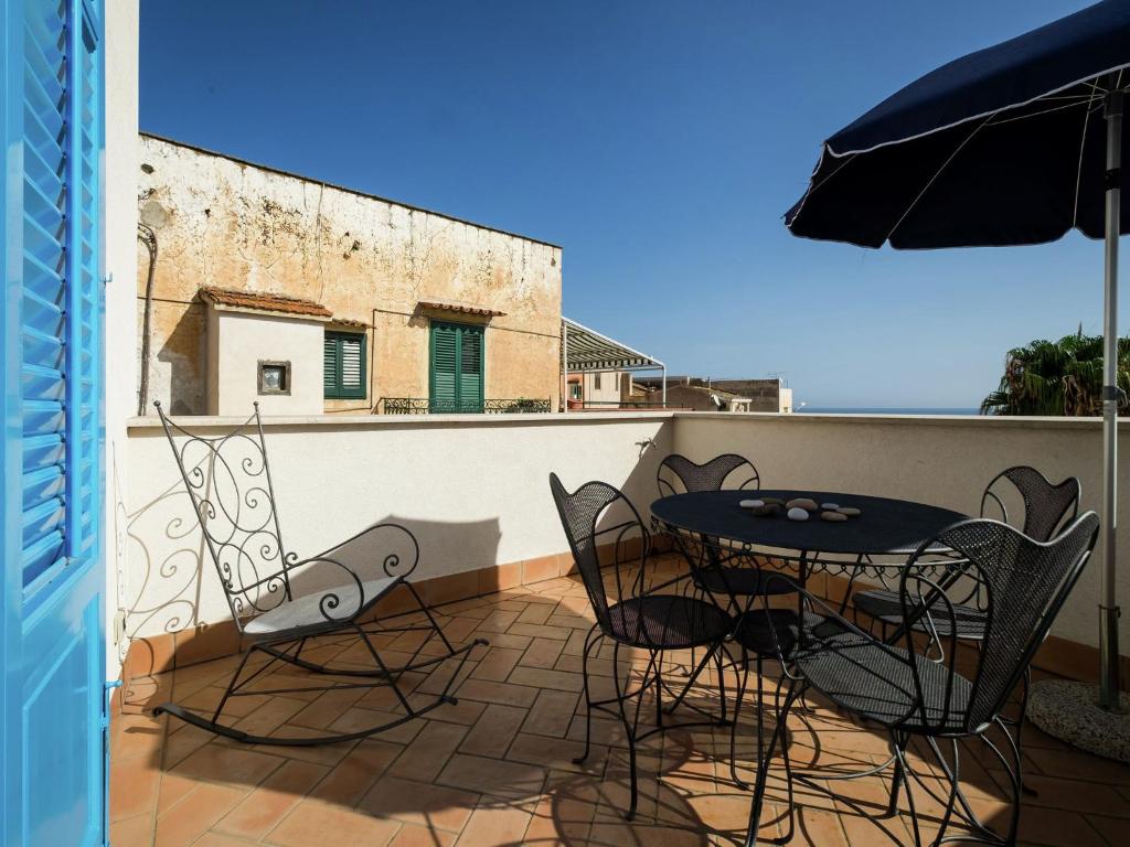 Ein Balkon oder eine Terrasse in der Unterkunft Holiday home in Santa Flavia with terrace