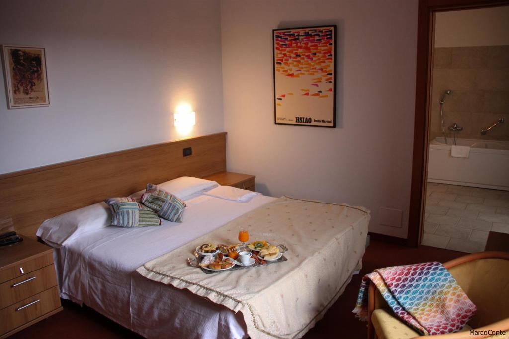 Postel nebo postele na pokoji v ubytování Hotel Lux