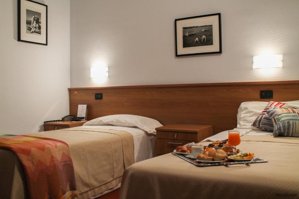 Postel nebo postele na pokoji v ubytování Hotel Lux
