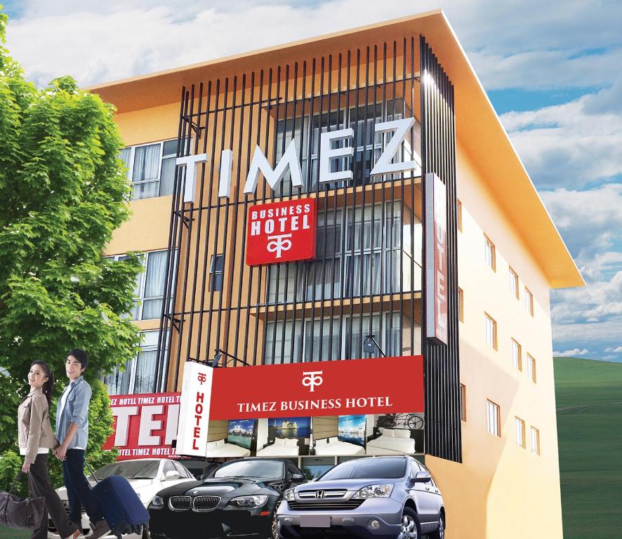 un edificio con coches estacionados frente a él en Timez Business Hotel, en Kuala Lumpur