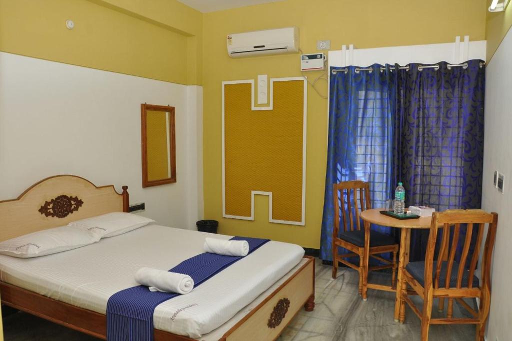A bed or beds in a room at Arunaalaya Residency
