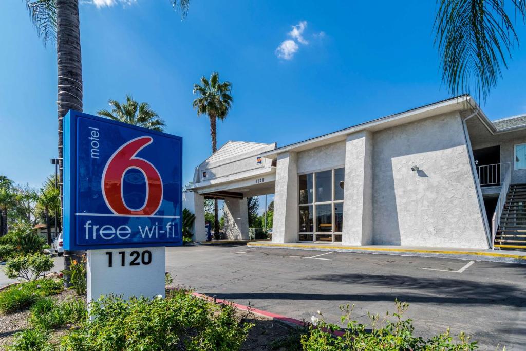 a free wifi sign in front of a building at Motel 6-Redlands, CA in Redlands