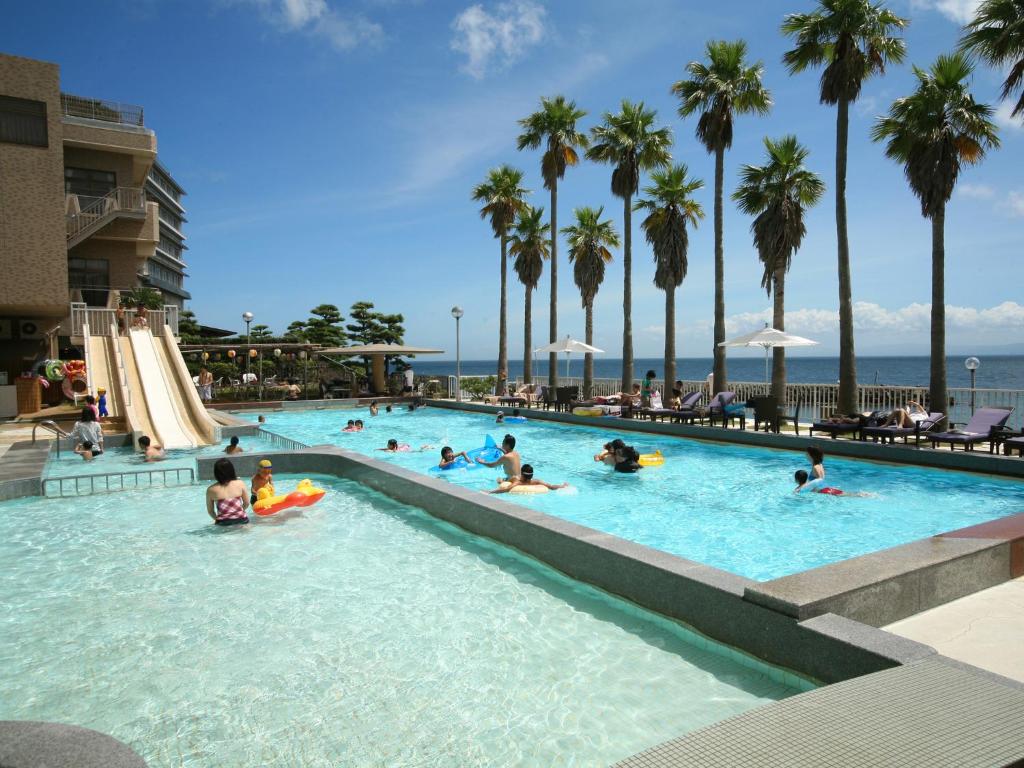 un grupo de personas en una piscina en un complejo en Hotel New Awaji, en Sumoto