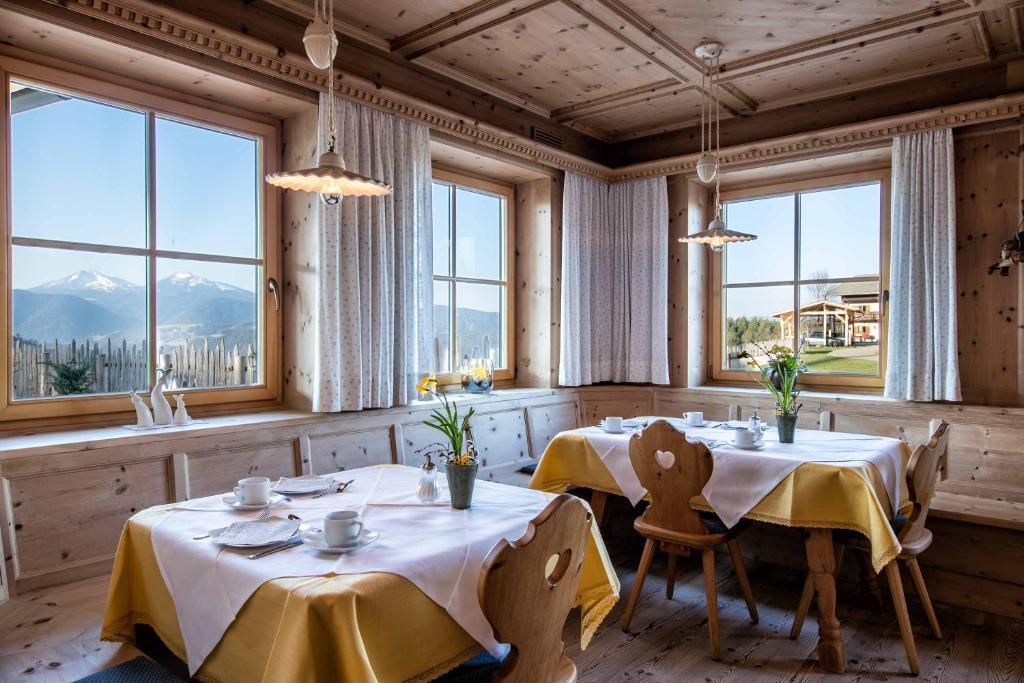 Posezení v ubytování Hotel Landgasthof Lärchenwald