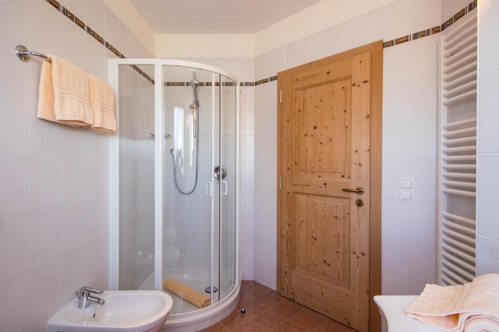 Koupelna v ubytování Hotel Landgasthof Lärchenwald