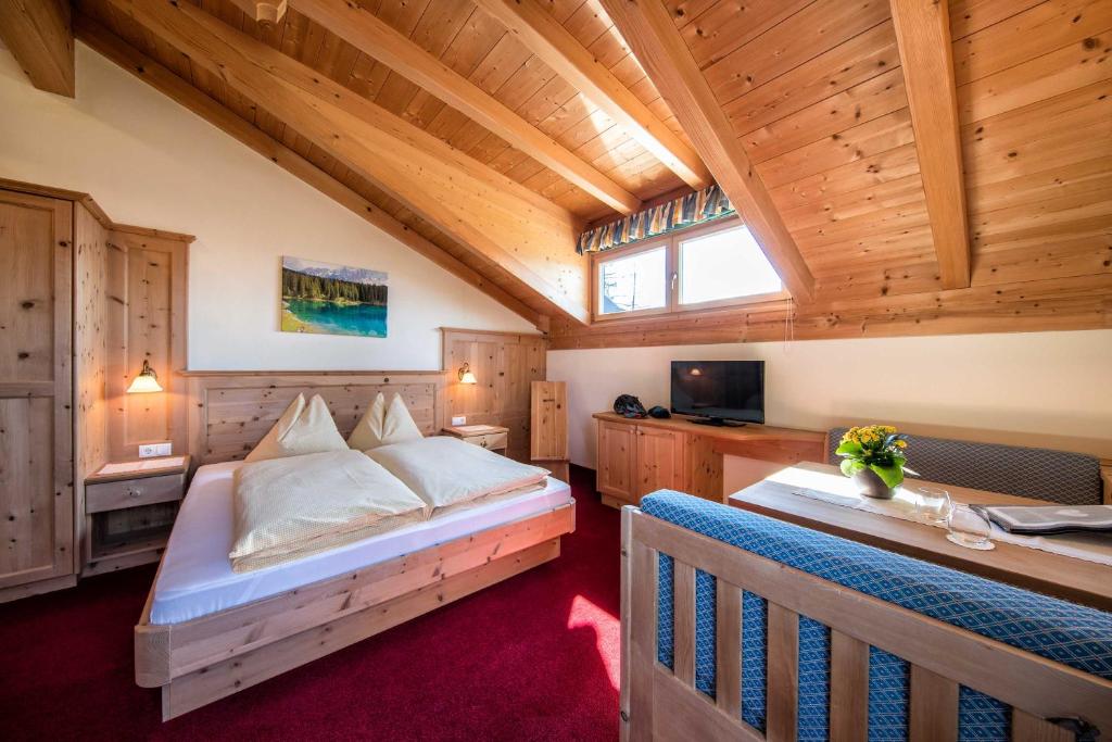 Postel nebo postele na pokoji v ubytování Hotel Landgasthof Lärchenwald