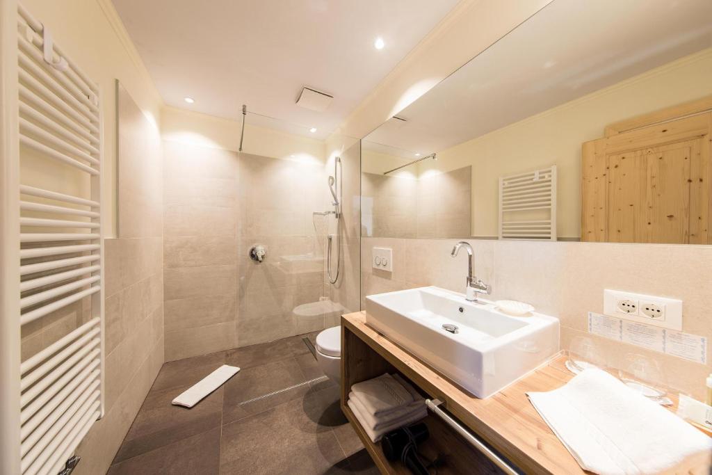 Koupelna v ubytování Hotel Landgasthof Lärchenwald