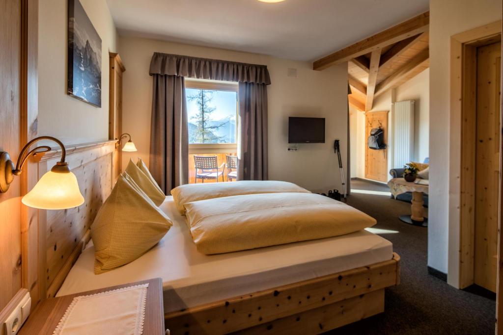 Postel nebo postele na pokoji v ubytování Hotel Landgasthof Lärchenwald