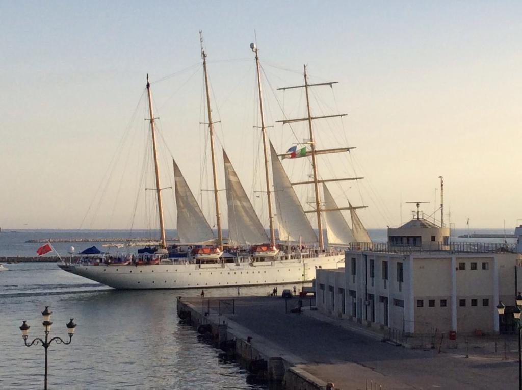 un grupo de veleros atracados en un puerto en B&B Francesco, en Trapani