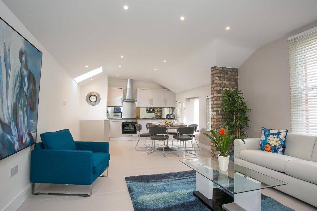 uma sala de estar com um sofá e uma mesa em Ballsbridge Apartments em Dublin