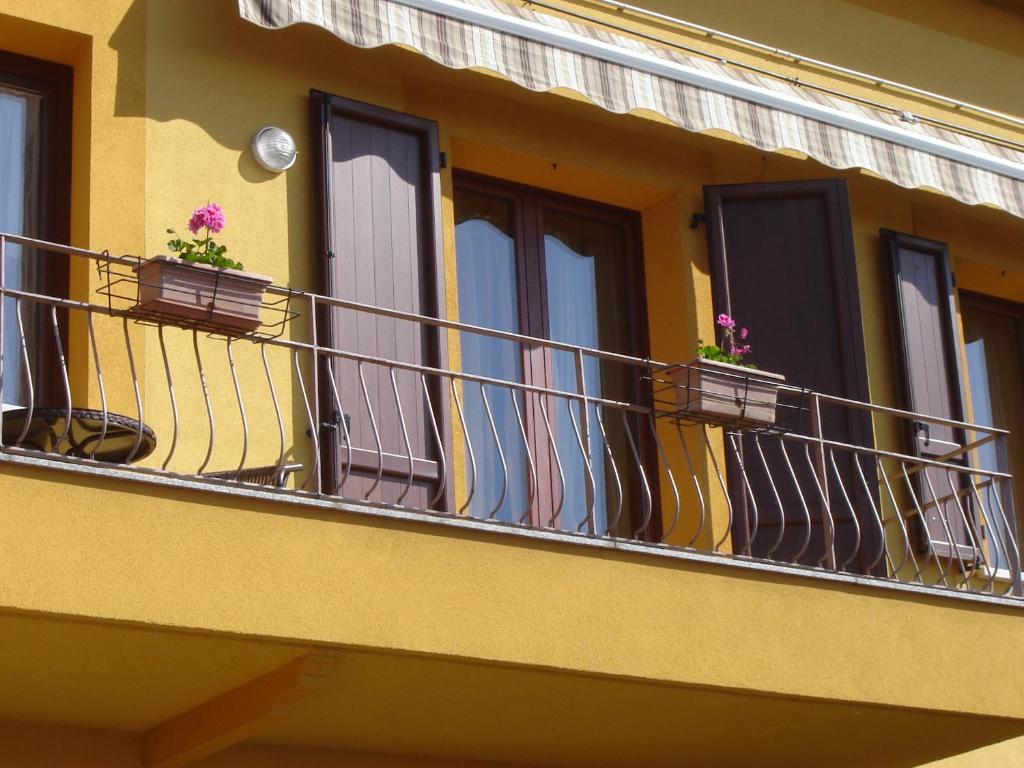 einen Balkon eines Gebäudes mit Surfbrettern darauf in der Unterkunft Casa Del Sole in Gavardo
