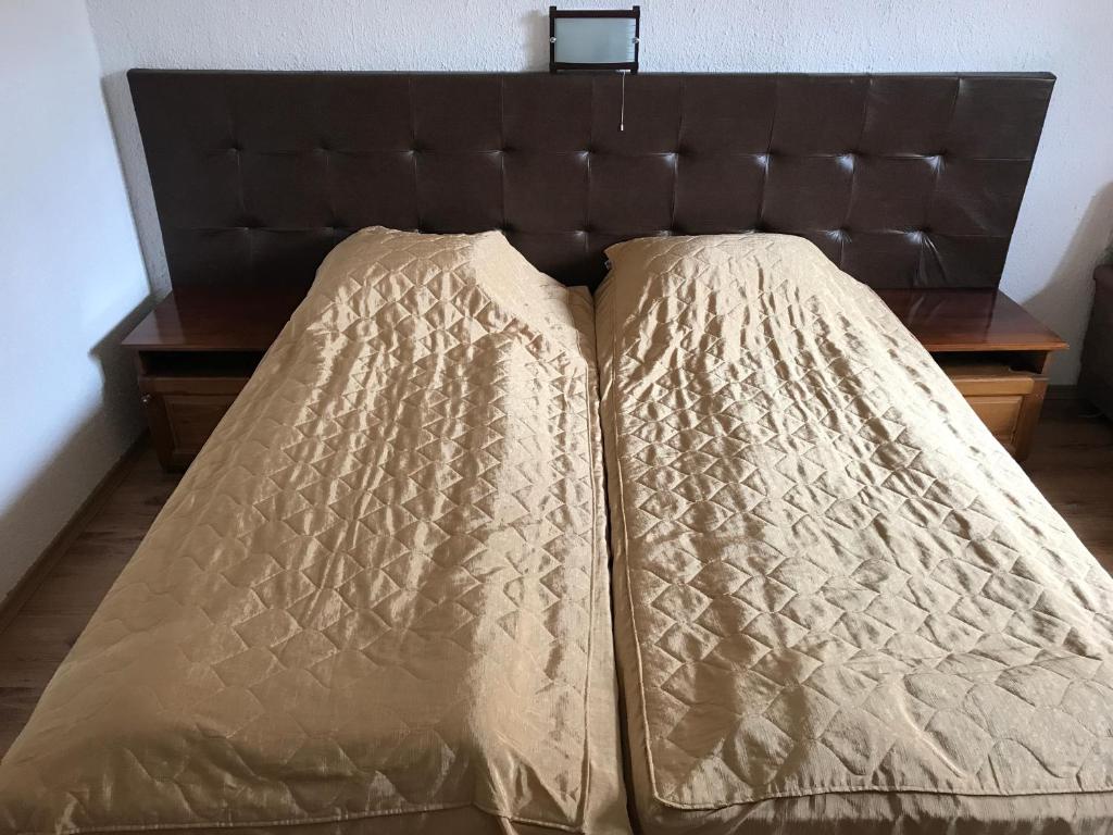 Postel nebo postele na pokoji v ubytování Durchova Kashta Family Hotel