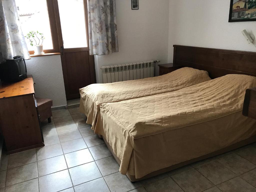 Postel nebo postele na pokoji v ubytování Durchova Kashta Family Hotel