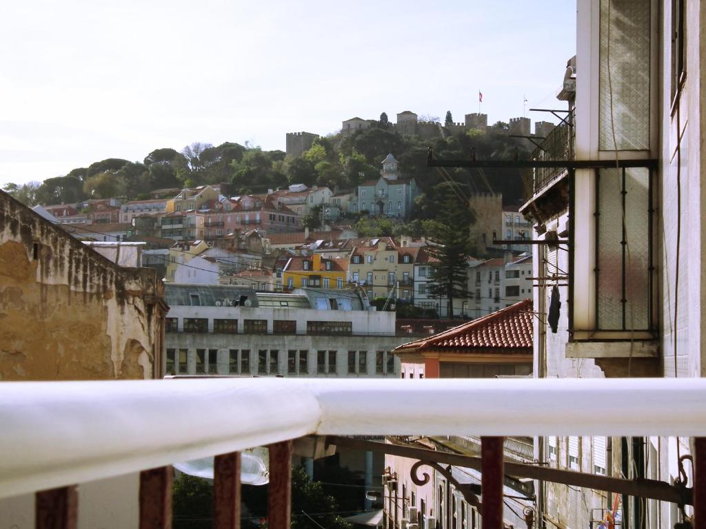 uma vista para a cidade a partir de uma varanda em Cozy Apartment with Castel view em Lisboa