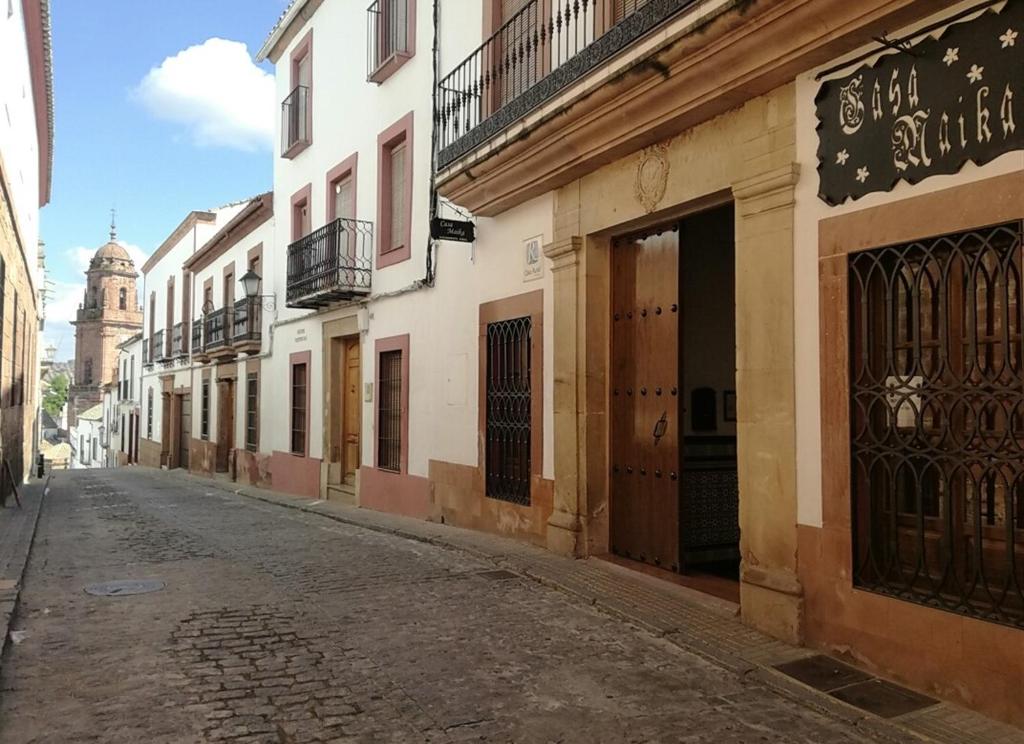 una calle vacía en una ciudad con edificios en Casa Maika en Montoro
