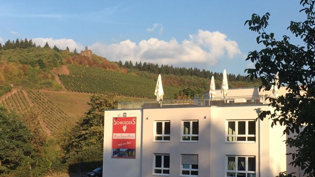 Nespecifikovaný výhled na hory nebo výhled na hory při pohledu z hotelu