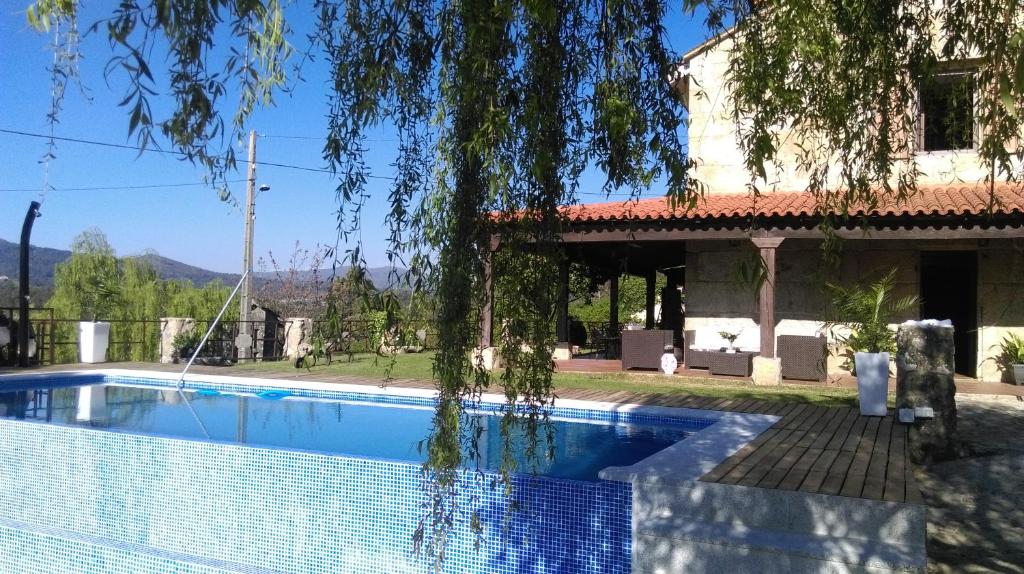 una casa con piscina frente a una casa en Casa da Xeitosa, en Barbudo