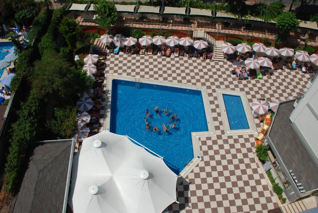Vista sulla piscina di Grand Okan Hotel o su una piscina nei dintorni
